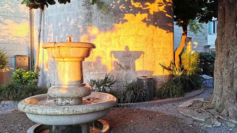 Brunnen, Licht und Schatten